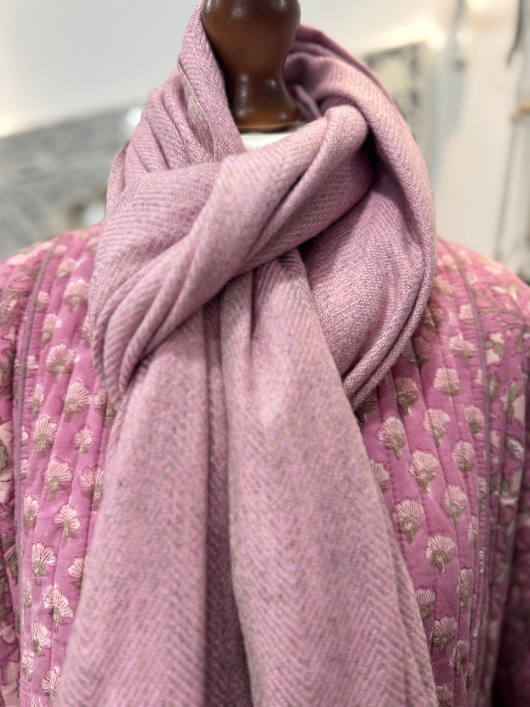Cashmere fine chevron scarf in taupe and pink