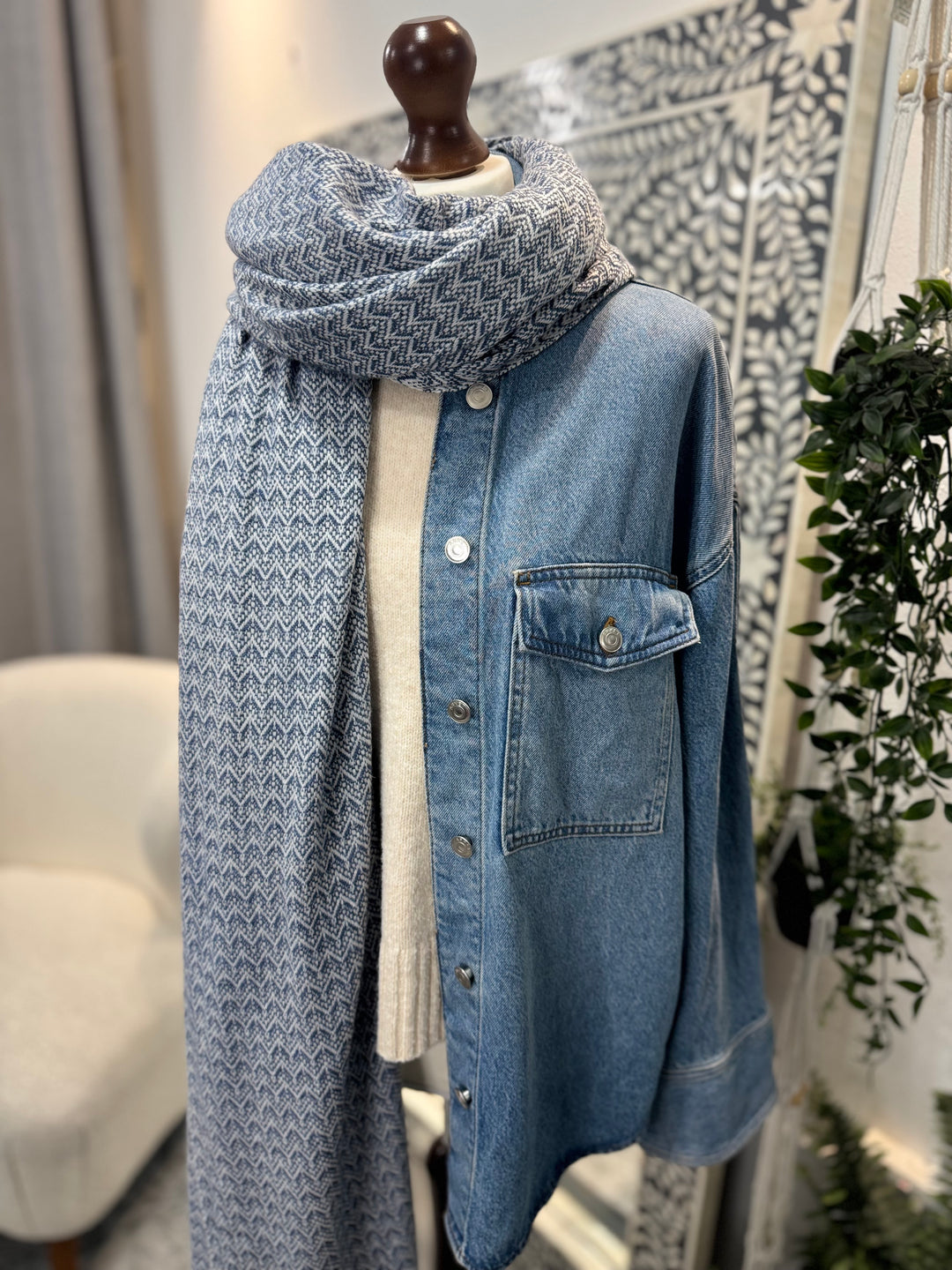 Cashmere hand-loom blanket scarf in blue zig zag