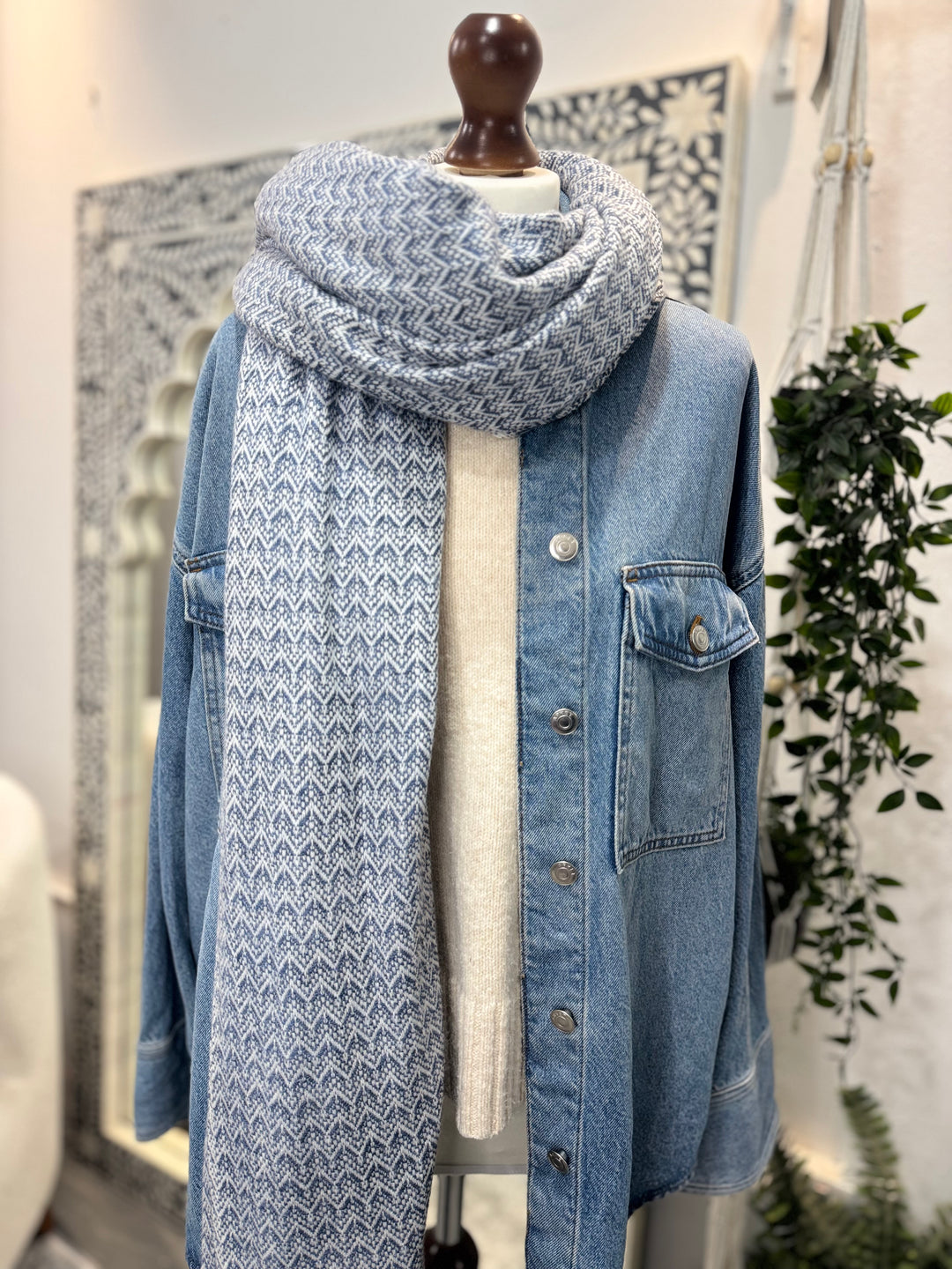 Cashmere hand-loom blanket scarf in blue zig zag