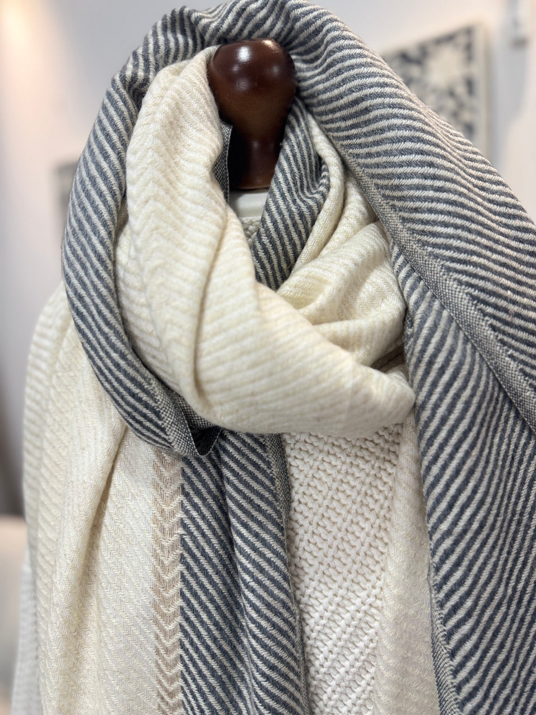 Cashmere hand-loom blanket scarf in winter white and midnight