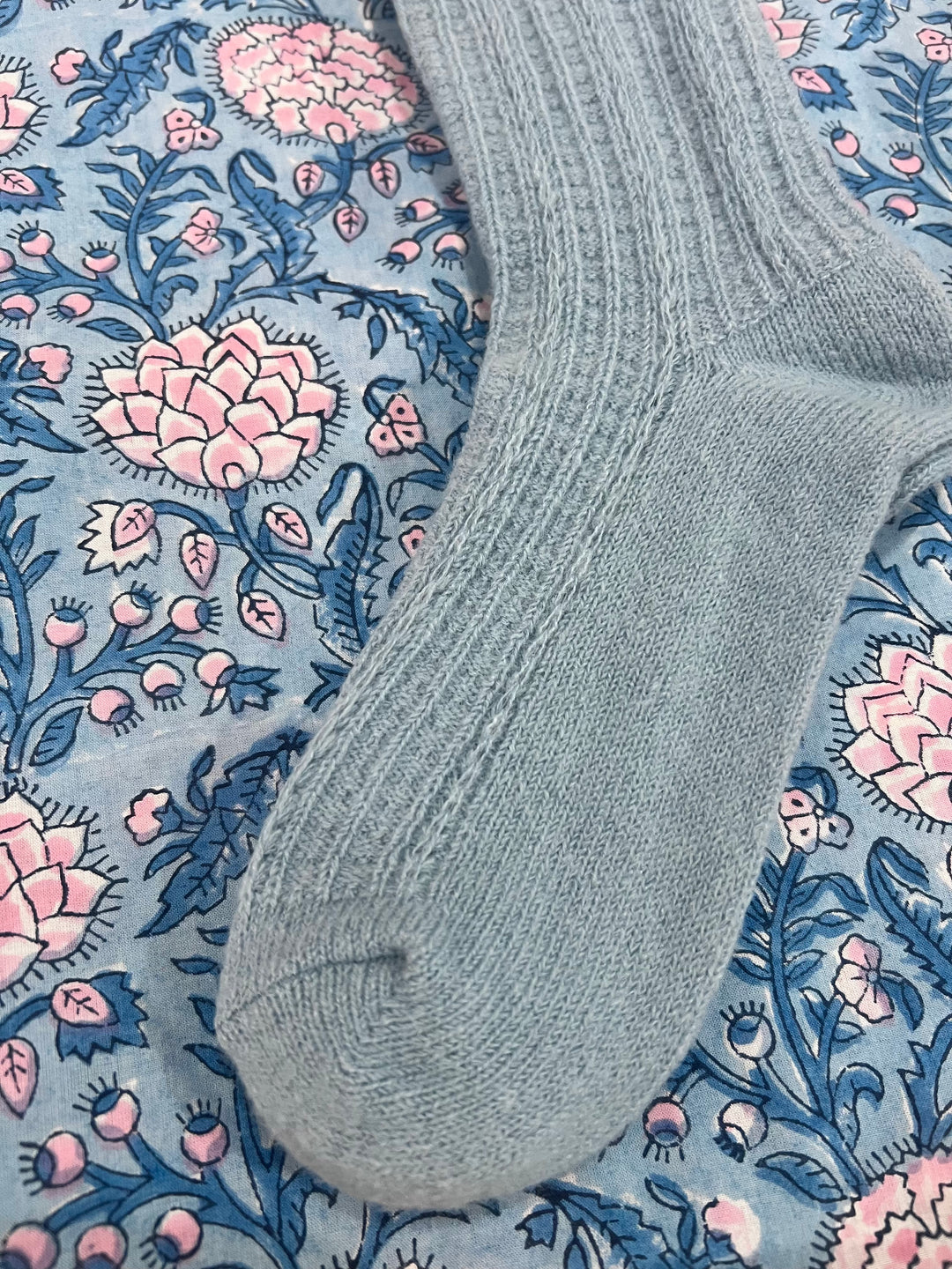 Ruffle Socks in dusty blue