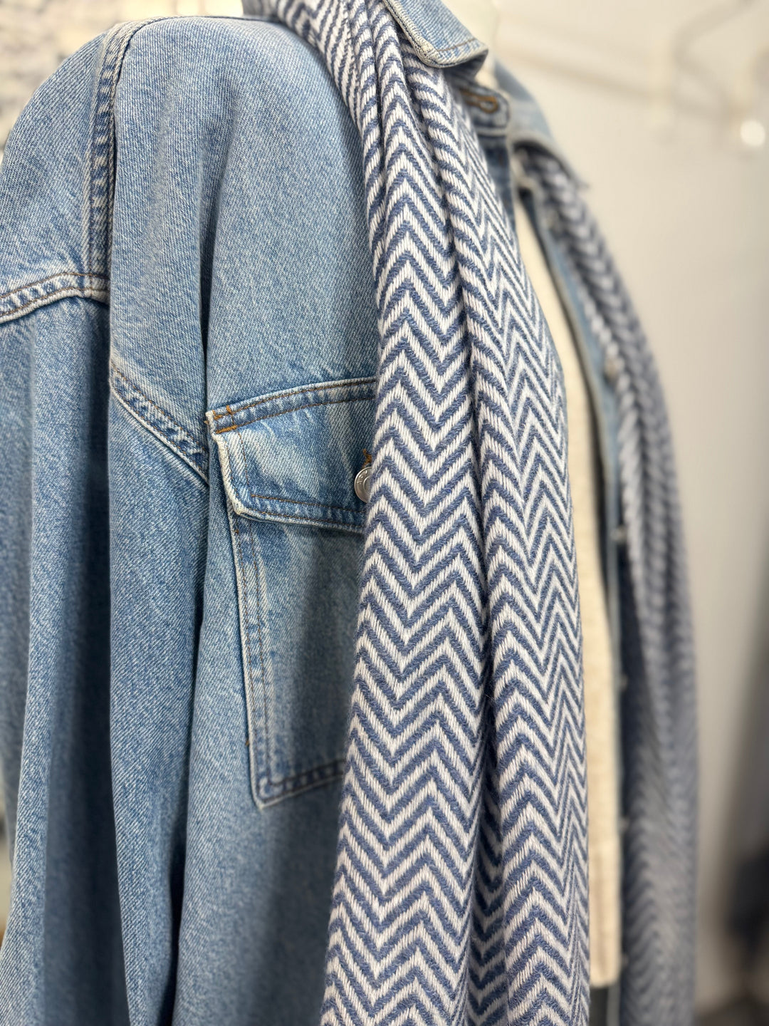 Cashmere chevron scarf in denim blue and off white