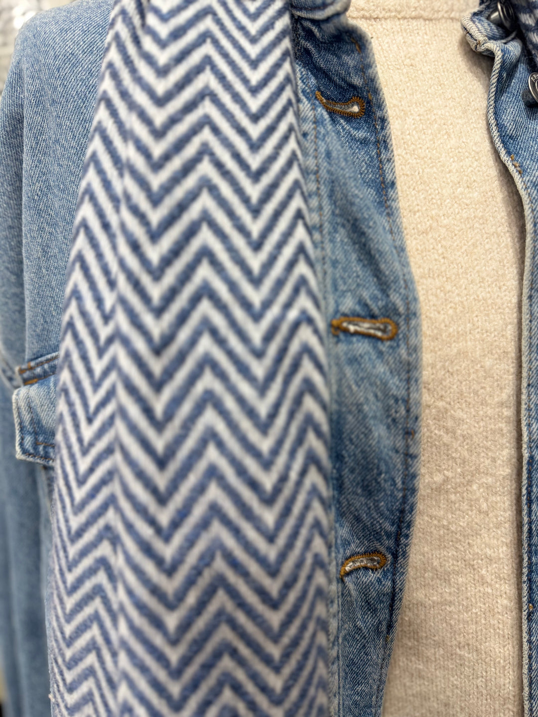 Cashmere chevron scarf in denim blue and off white