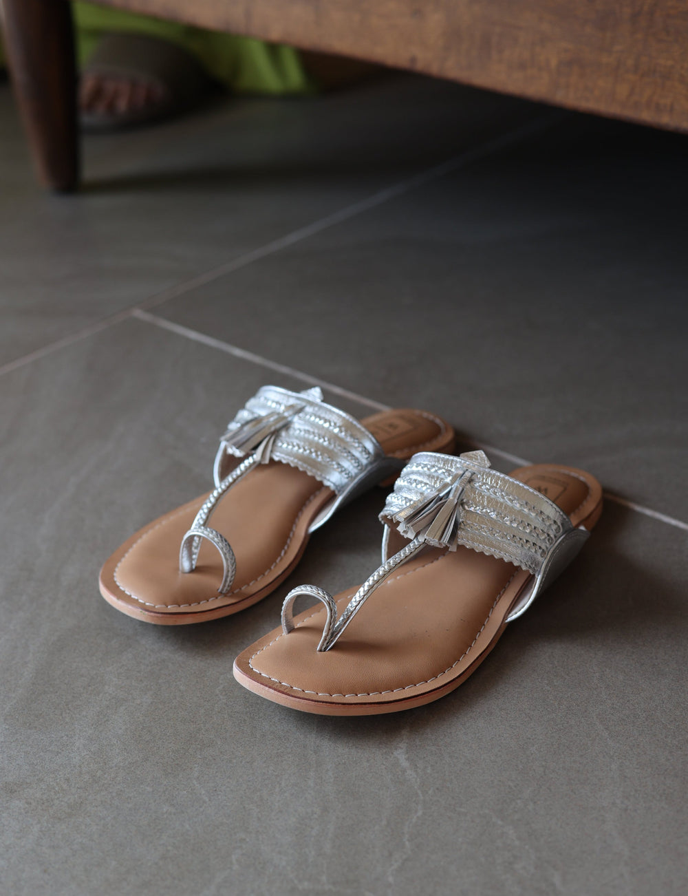 Kohlapuri hand made sandals in silver - Dilli Grey
