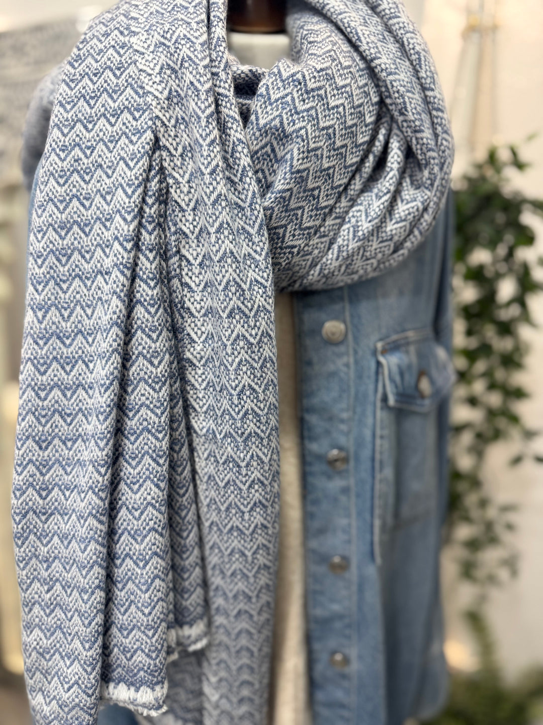 Cashmere hand-loom blanket scarf in blue zig zag
