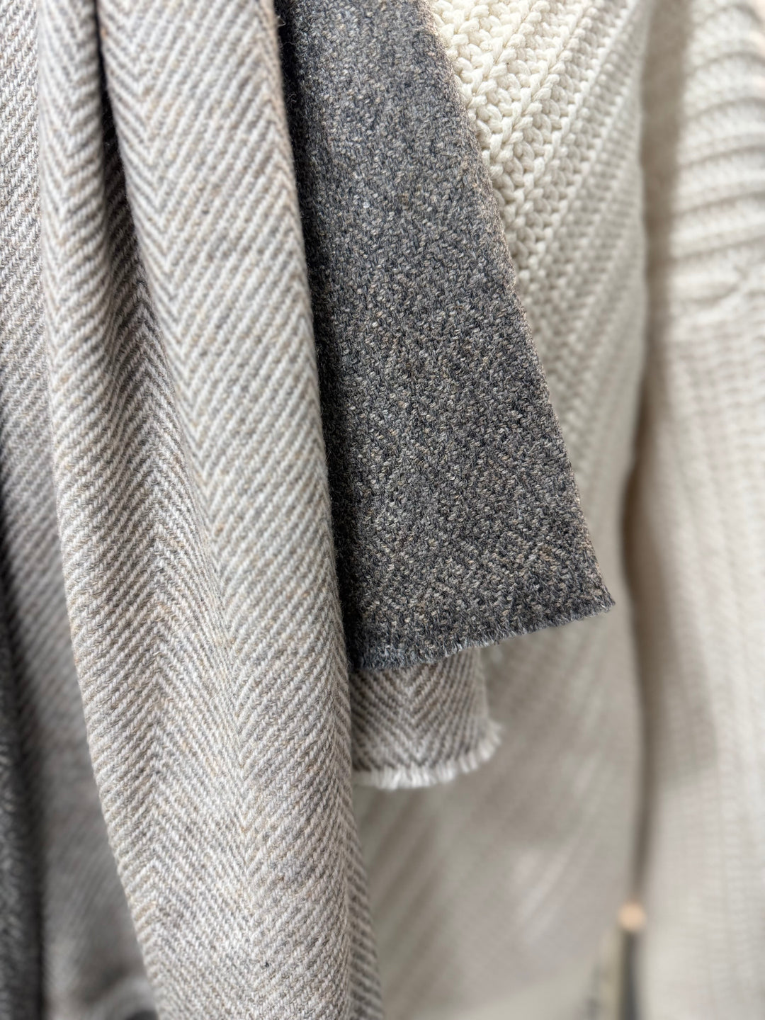 Cashmere 2 tone weave scarf in charcoal and dove grey