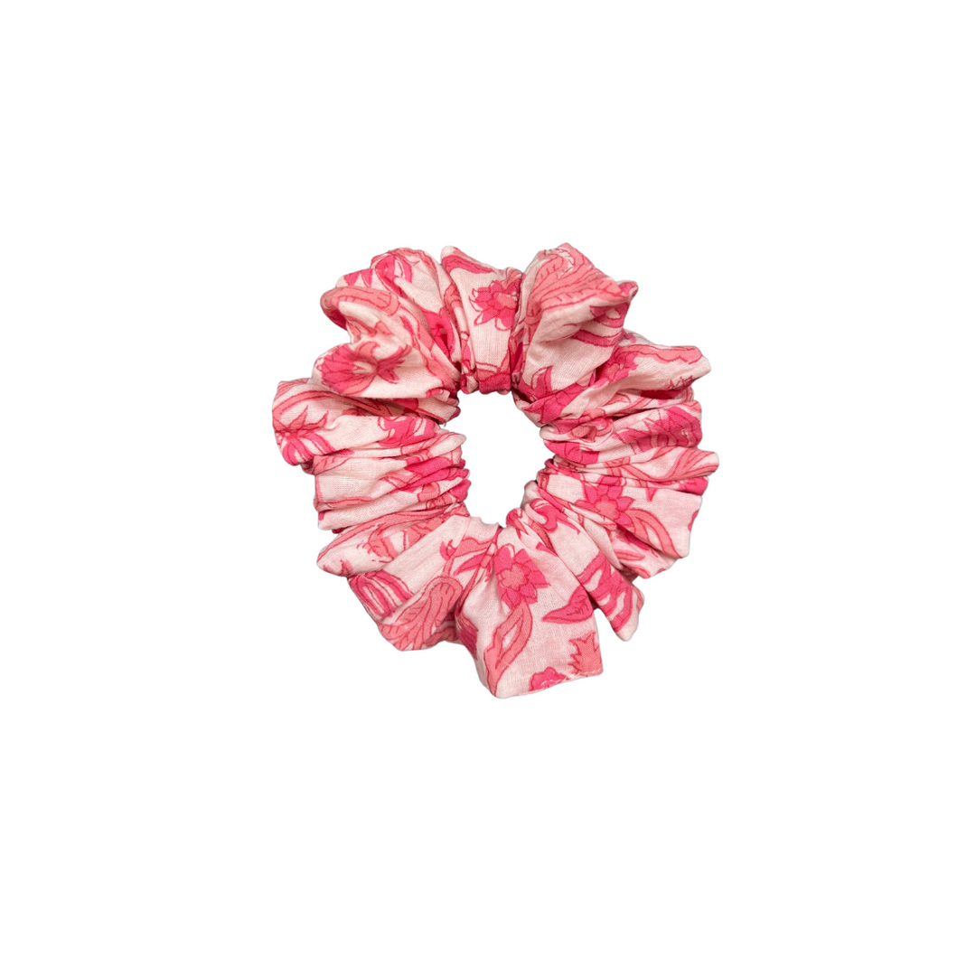 Carnation print scrunchie in petal pink