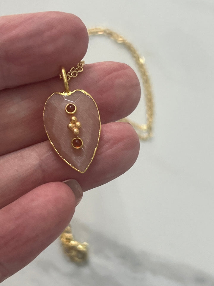 Jaipur Faceted Heart Necklace in Peach Moonstone
