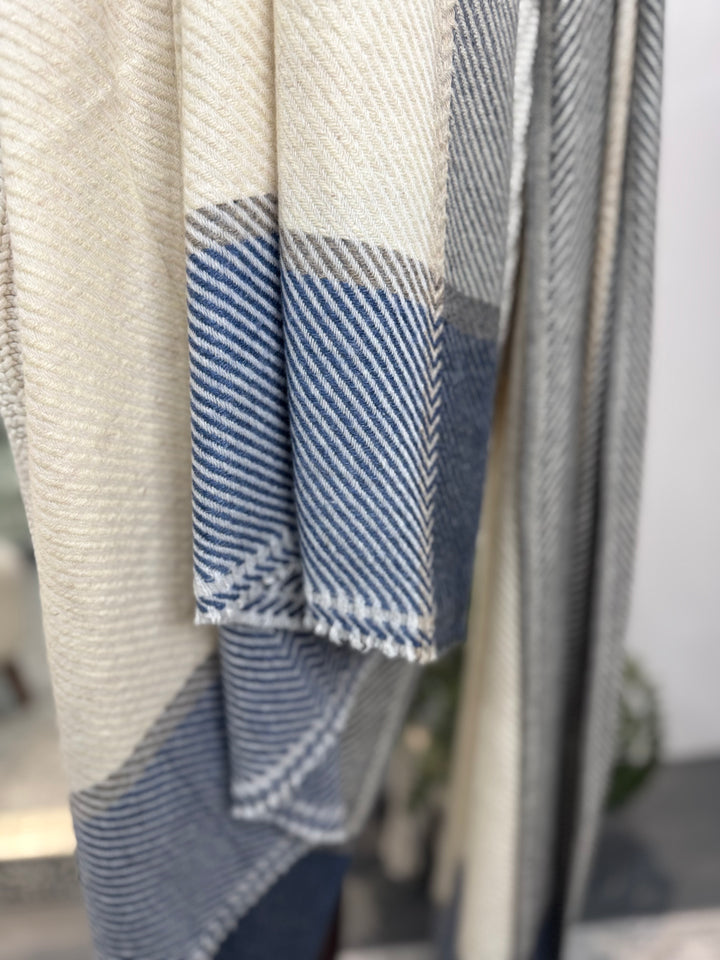 Cashmere hand-loom blanket scarf in winter white and midnight