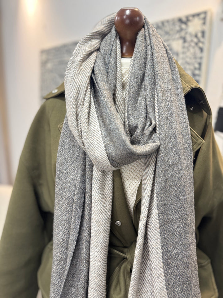 Cashmere 2 tone weave scarf in charcoal and dove grey