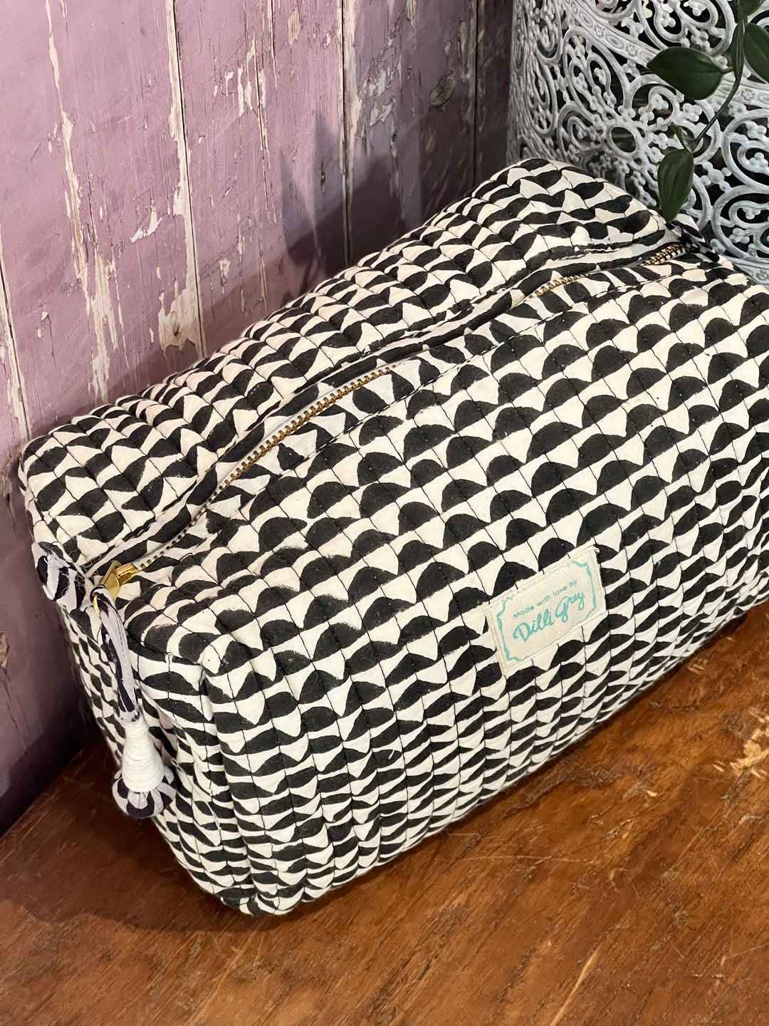 Scallop print Washbag in black and off white