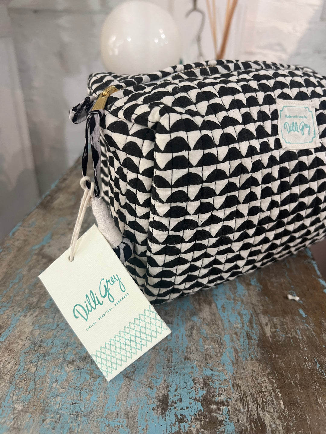 Scallop print Washbag in black and off white -SAMPLE (NO RETURNS)