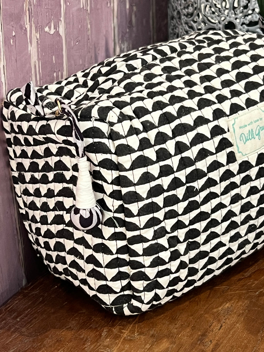 Scallop print Washbag in black and off white