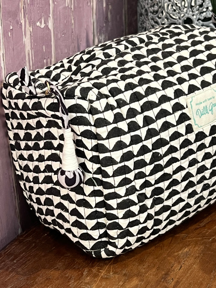 Scallop print Washbag in black and off white
