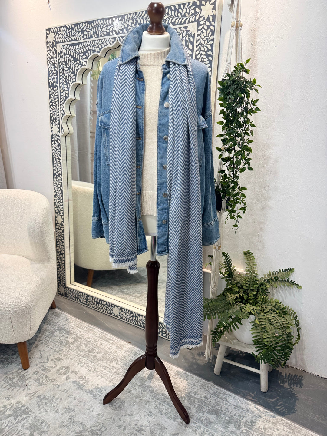 Cashmere chevron scarf in denim blue and off white