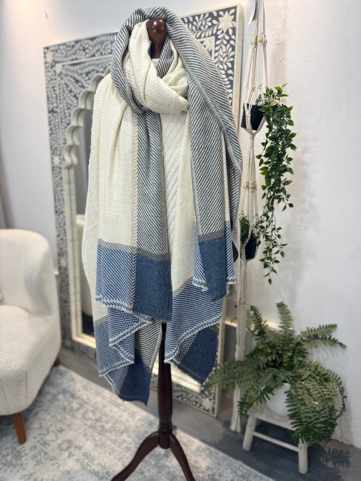 Cashmere hand-loom blanket scarf in winter white and midnight