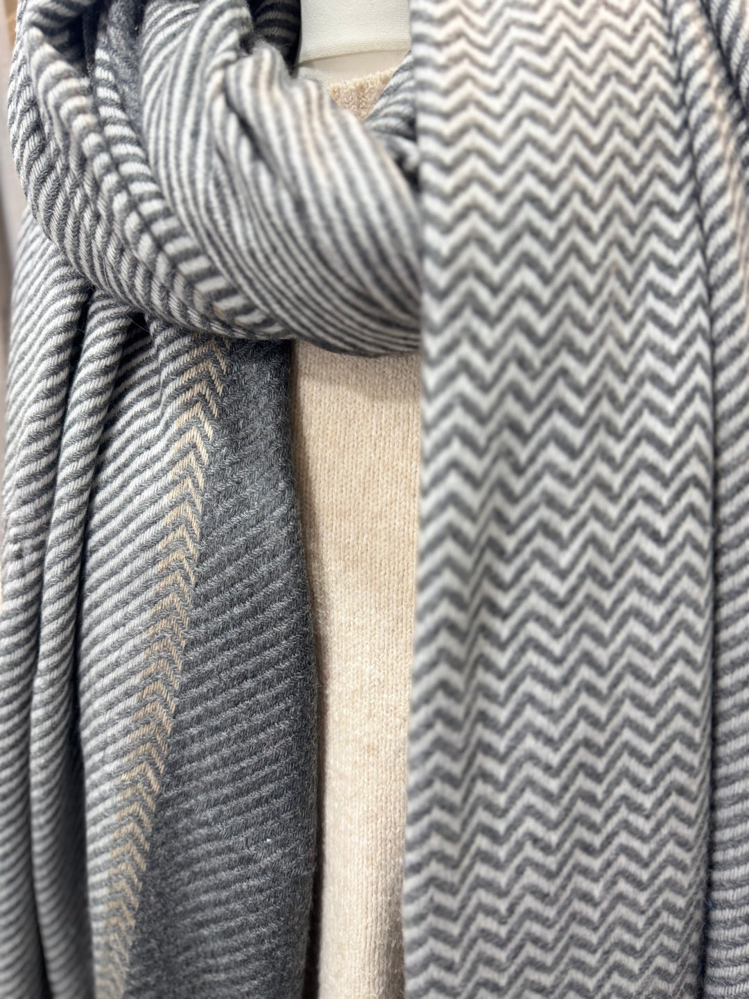 Cashmere hand-loom blanket scarf in grey