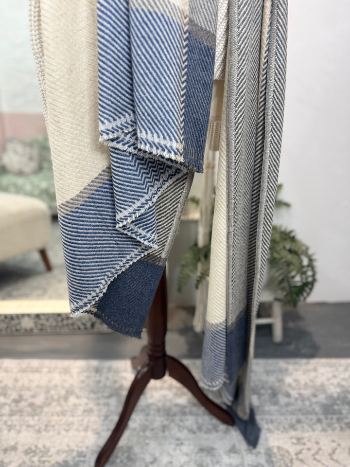 Cashmere hand-loom blanket scarf in winter white and midnight