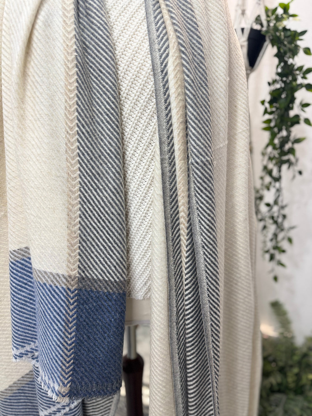 Cashmere hand-loom blanket scarf in winter white and midnight