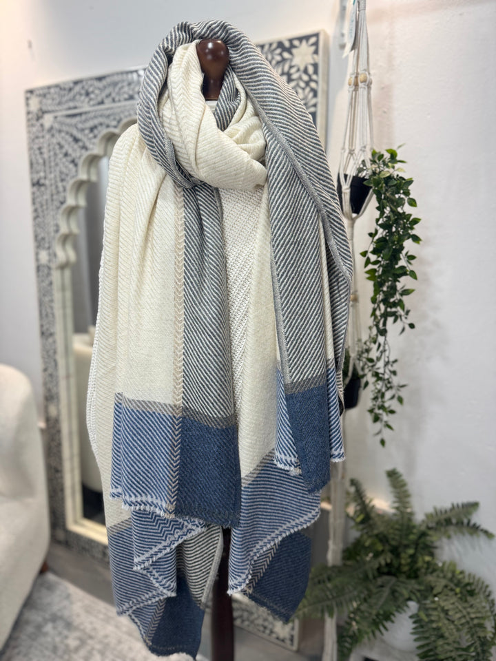 Cashmere hand-loom blanket scarf in winter white and midnight