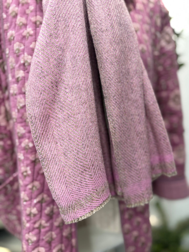 Cashmere fine chevron scarf in taupe and pink