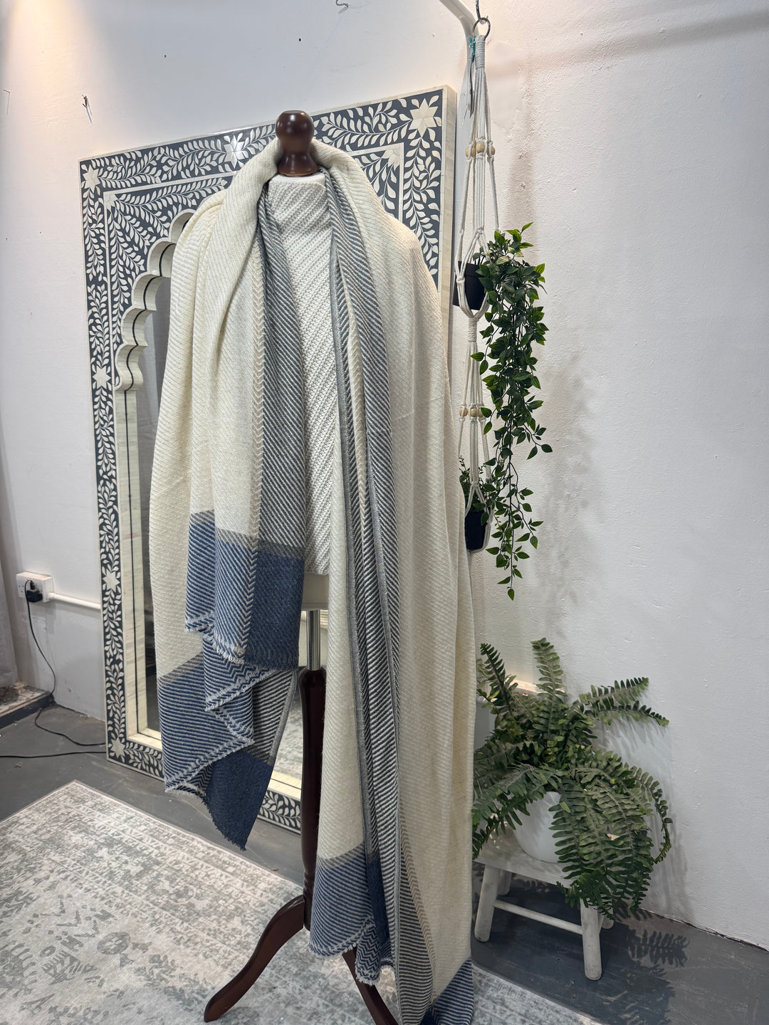 Cashmere hand-loom blanket scarf in winter white and midnight