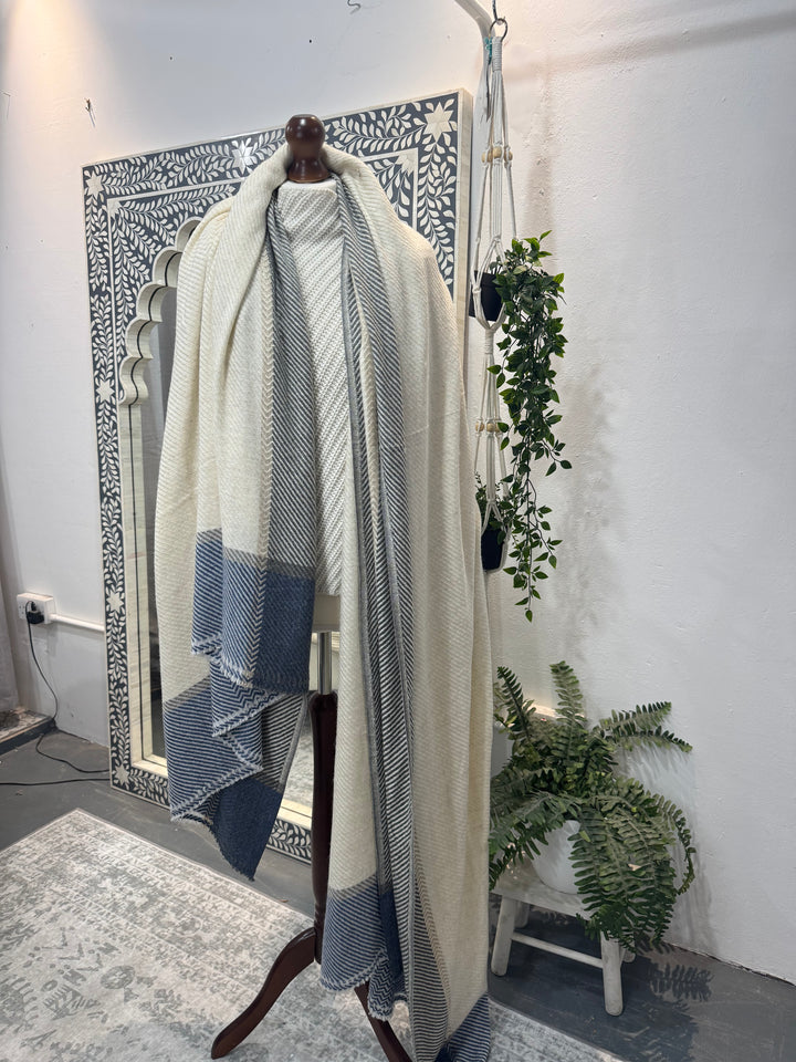 Cashmere hand-loom blanket scarf in winter white and midnight