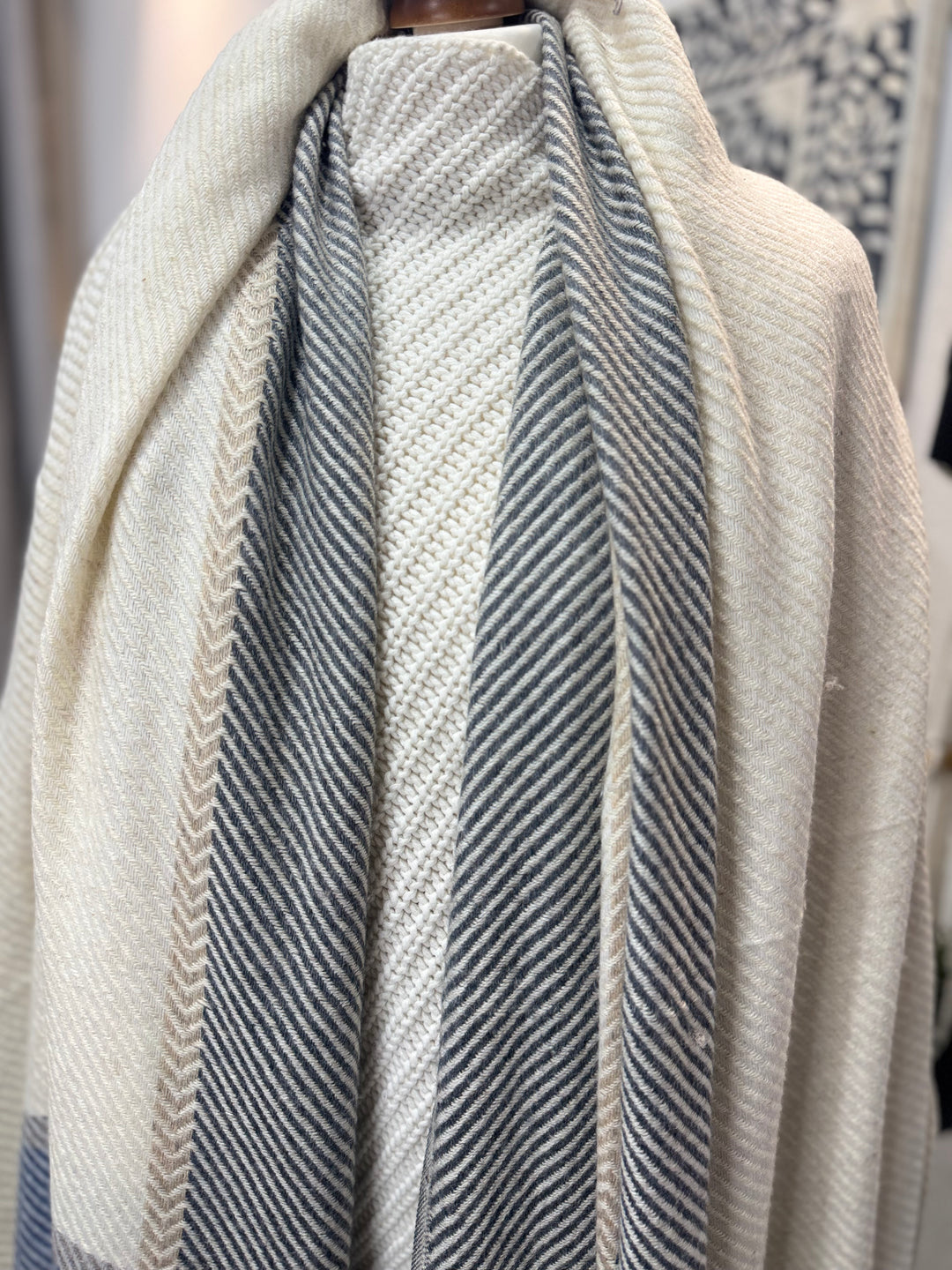Cashmere hand-loom blanket scarf in winter white and midnight