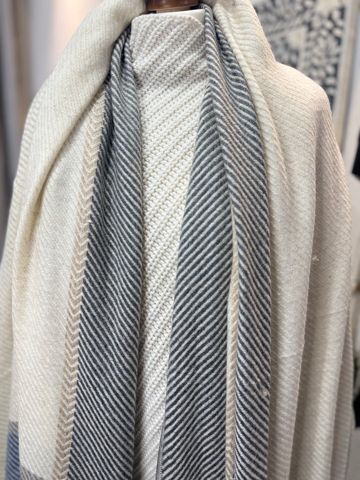 Cashmere hand-loom blanket scarf in winter white and midnight
