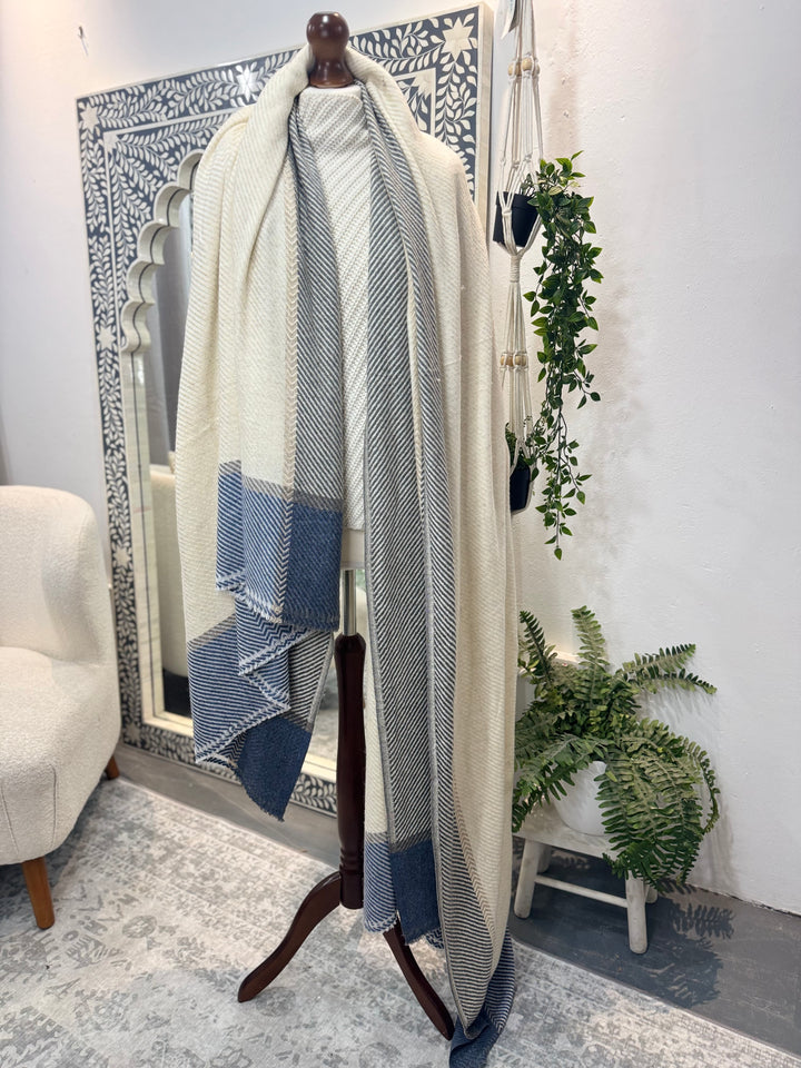 Cashmere hand-loom blanket scarf in winter white and midnight