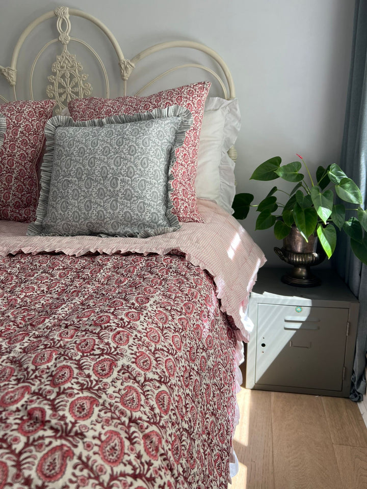 Paisley King Size Ruffle Quilt In Desert Rose