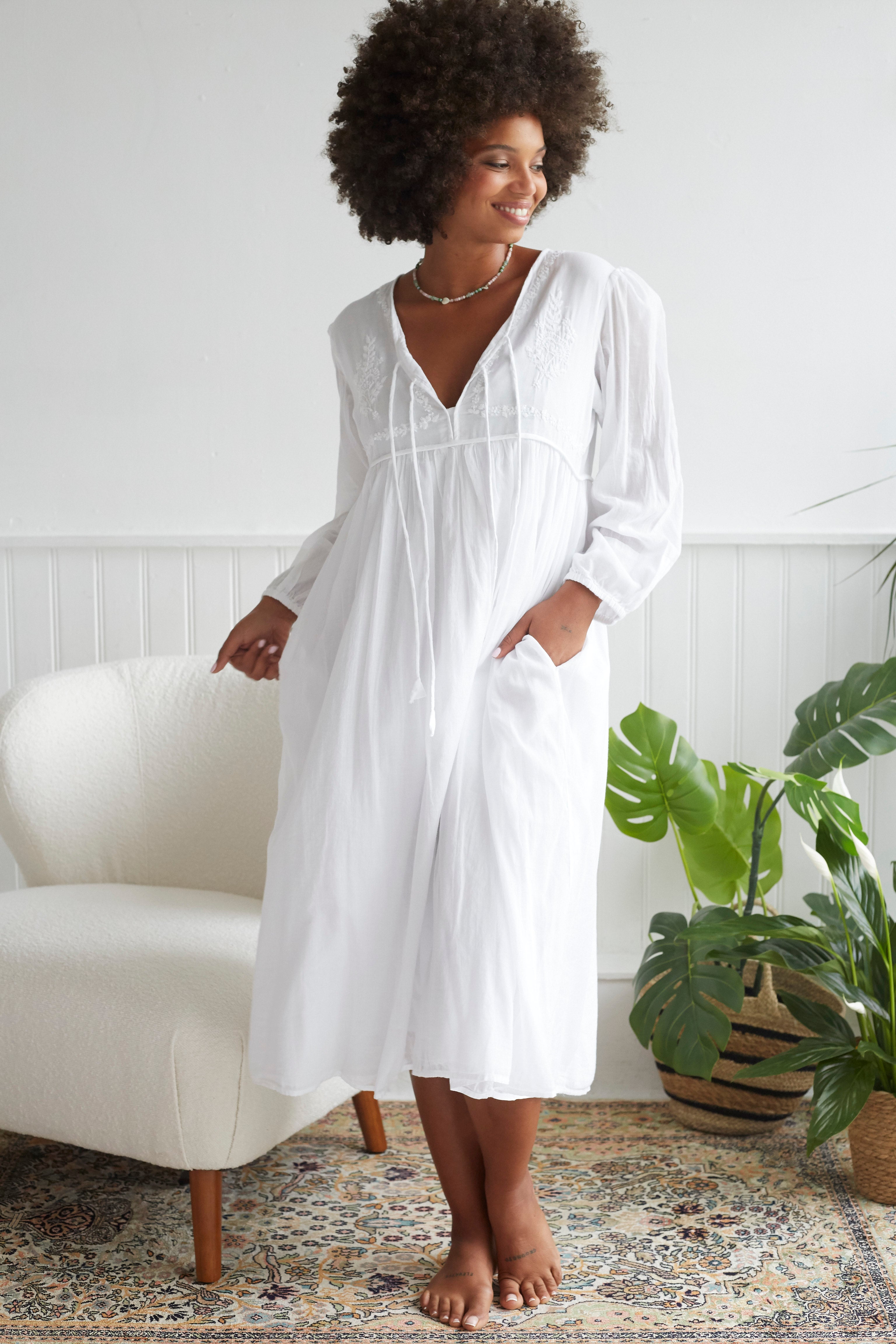 (取寄) エン セゾン レディース ヘイリー ミディ ドレス en saison women Haley Midi Dress Off-White Chikankari-embroidered Midi Dress in Jasmine White | Dilli Grey